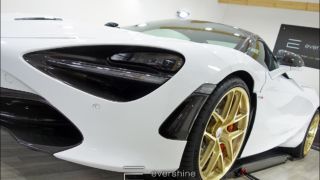 01 - McLaren 720S Finish mit ServFaces Coat Ultima Keramikversiegelung Das Bild zeigt einen McLaren 720S mit einer Keramikversiegelung. Das Auto ist weiß und steht in einem gut beleuchteten Raum. Das Foto wurde bei evershine Fahrzeugaufbereitung in Gelsenkirchen aufgenommen